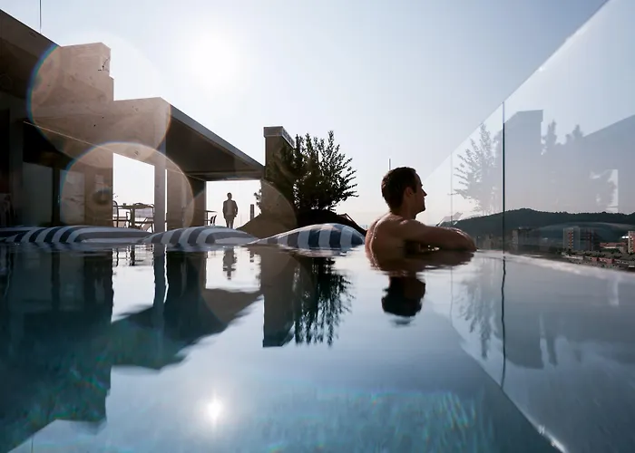 Aparthotel Neu Residences Smart 4*